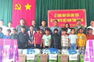 Chủ tịch Ủy ban MTTQ Việt Nam tỉnh dự sinh hoạt Chi bộ làng Kon Jôt