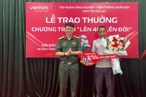 Viettel Gia Lai trao thưởng Chương trình "Lên 4G-Lên đời"