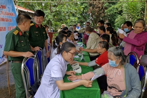 Tặng quà và khám bệnh cho người dân khu vực biên giới Chư Prông