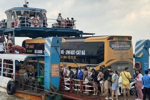 Gần 4.000 khách du lịch mắc kẹt trên đảo Cát Bà do bão số 2