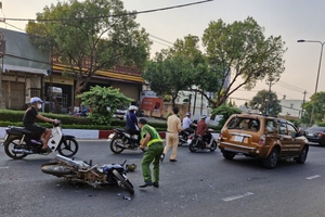 Pleiku: Xe máy tông vào đuôi xe ô tô khiến 1 người bị thương