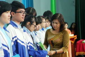 Gia Lai honours outstanding students in 2012-13 academic year
