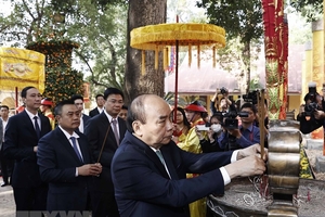 Xuân Quê hương 2023: Chủ tịch nước cùng các kiều bào dâng hương tại Điện Kính Thiên