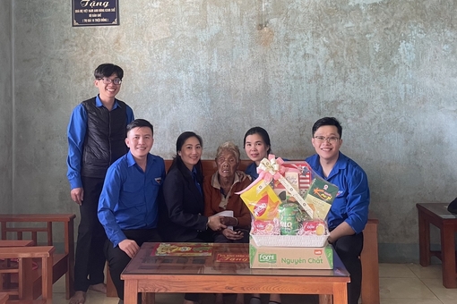 Đoàn viên thanh niên Gia Lai tặng quà Mẹ Việt Nam Anh hùng và học sinh khó khăn