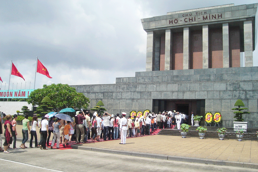 Thăm Lăng Bác: Hành trình thăm Lăng Bác Hồ sẽ đưa bạn đến với những câu chuyện lịch sử và khám phá những tưởng niệm của người dân Việt Nam với Chủ tịch Hồ Chí Minh. Hãy cùng trải nghiệm và cảm nhận vô vàn tình cảm sâu sắc được lưu truyền qua thời gian.
