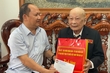 Phó Bí thư Tỉnh ủy Rah Lan Chung thăm, tặng quà chiến sĩ tham gia chiến dịch Điện Biên phủ 