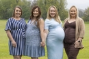 Kỳ lạ 4 chị em cùng mang bầu