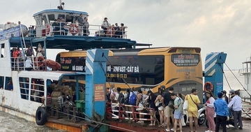 Gần 4.000 khách du lịch mắc kẹt trên đảo Cát Bà do bão số 2