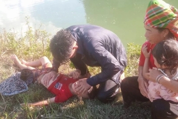 Chiến sĩ công an cứu sống 2 cháu nhỏ rơi xuống hồ thủy điện