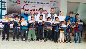 Trên 465 suất quà tặng người nghèo, học sinh khó khăn huyện Kông Chro