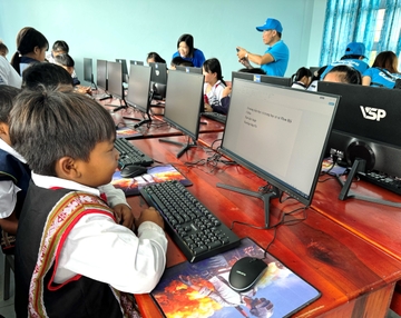 Trao “Phòng tin học cho em” tại Trường Tiểu học và THCS Phan Bội Châu