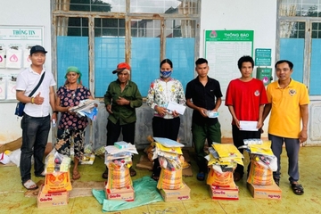 Gia Lai: Trên 550 suất quà tặng cho người nghèo và học sinh khó khăn huyện Chư Sê và Chư Prông 