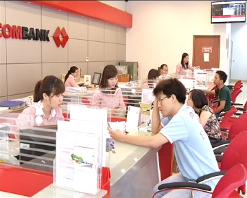 Outstanding loans at banks increase
