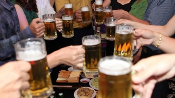Ngày Tết, đừng say!: Cách 'phòng thủ' tác hại của rượu bia