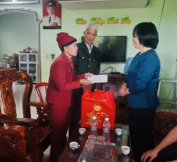 Phó Chủ tịch UBND tỉnh Nguyễn Thị Thanh Lịch thăm, chúc Tết tại huyện Phú Thiện