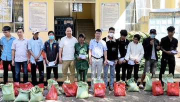 Phó Bí thư Tỉnh ủy Rah Lan Chung trao tặng 400 suất quà cho người dân huyện Chư Păh