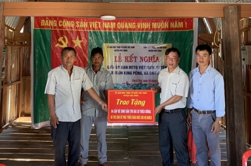 Ủy ban MTTQ huyện Phú Thiện kết nghĩa với thôn Kinh Pêng