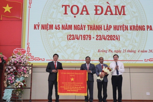 Chủ tịch UBND tỉnh Trương Hải Long (bìa phải) tặng cờ “Vì sự nghiệp xây dựng và bảo vệ tỉnh Gia Lai” cho Đảng bộ, chính quyền và Nhân dân huyện Krông Pa. Ảnh: Vũ Chi