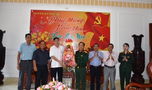 Đại tá Lê Kim Giàu thăm, chúc Tết tại huyện Đức Cơ