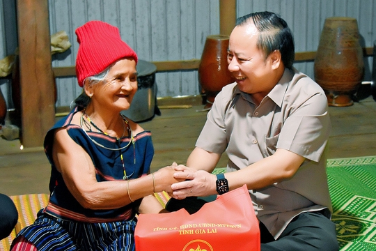 Phó Bí thư Thường trực Tỉnh ủy Châu Ngọc Tuấn thăm, tặng quà gia đình chính sách, người có công tại Kông Chro 