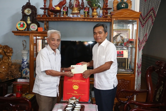 Bí thư Tỉnh ủy Hồ Văn Niên thăm, tặng quà gia đình chính sách, người có công huyện Mang Yang