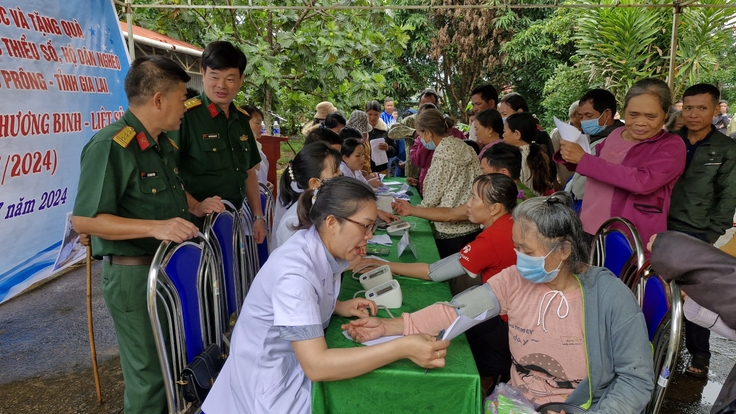 Tặng quà và khám bệnh cho người dân khu vực biên giới Chư Prông