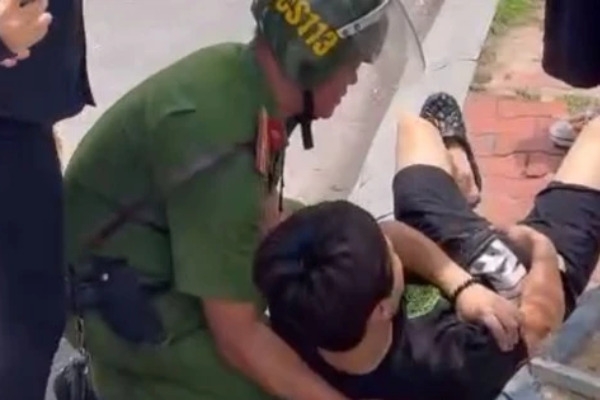 Đà Nẵng-Lực lượng cảnh sát hỗ trợ du khách Hàn Quốc bị tai nạn