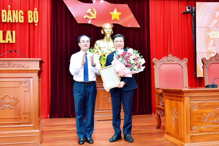 Công bố, trao quyết định điều động, bổ nhiệm Thứ trưởng Bộ Nội vụ cho Chủ tịch UBND tỉnh Gia Lai Trương Hải Long