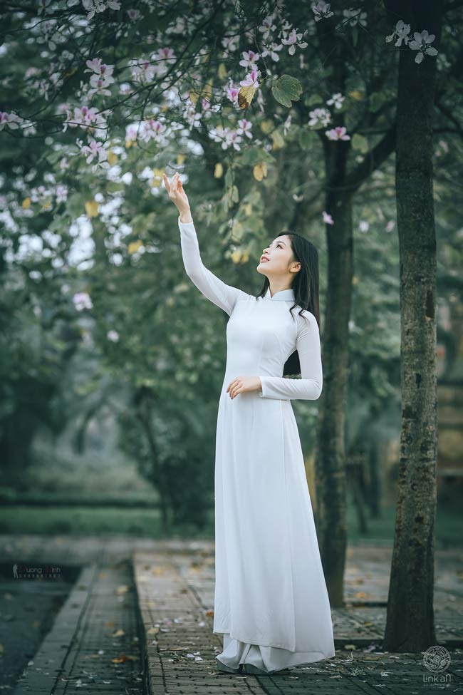 Bộ ảnh thiếu nữ mặc áo yếm bên hoa sen tuyệt đẹp | Trái với … | Flickr