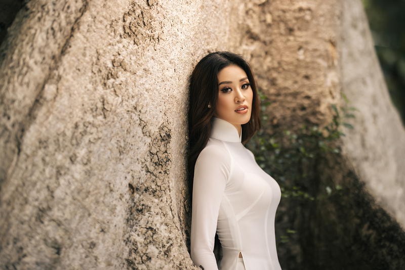 Hoa hậu Khánh Vân khoe vóc dáng chuẩn trong tà áo dài trắng | Báo ...