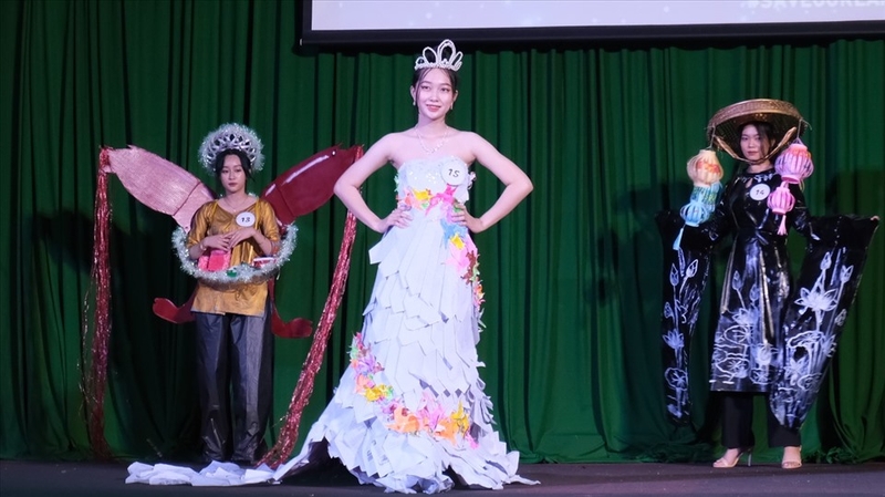 Phí Phương Anh kiêu sa với váy bằng chất liệu tái chế từ chai nhựa vải  thừa  Tuổi Trẻ Online