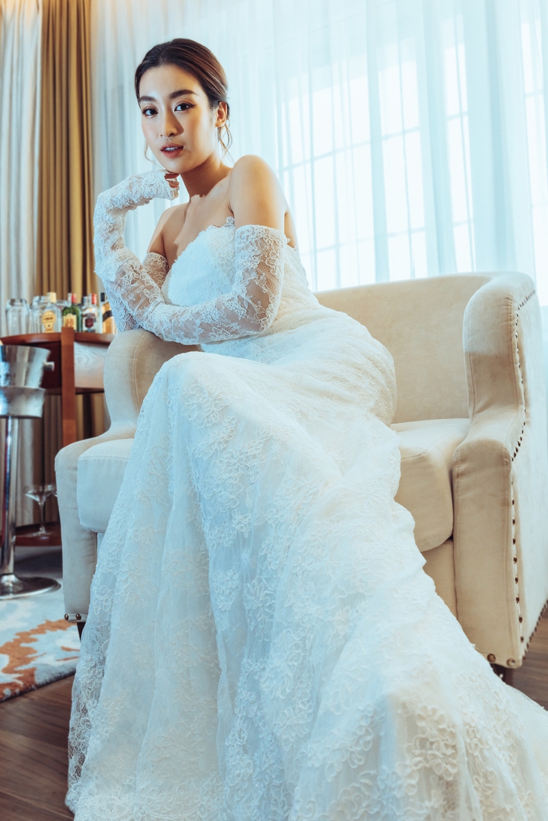 Hoa hậu Đỗ Mỹ Linh diện váy cưới phá cách trước khi lên xe hoa