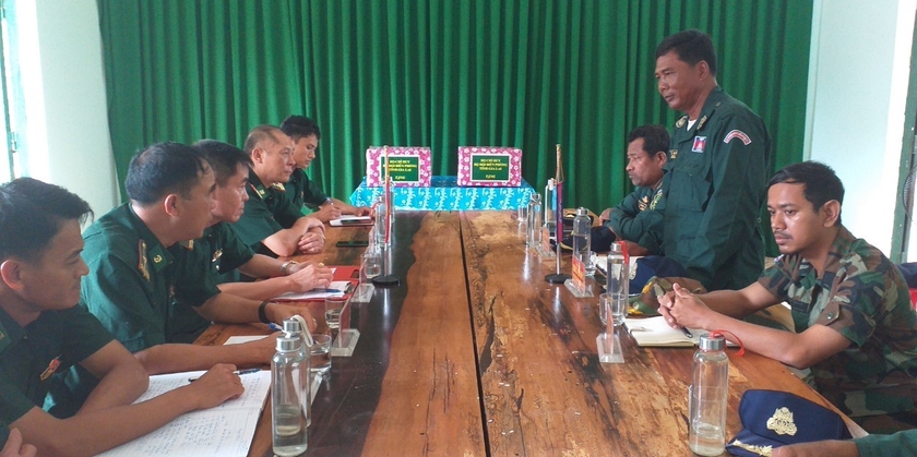 Bộ đội Biên phòng Gia Lai trao đổi tình hình với lực lượng bảo vệ biên giới tỉnh Ratanakiri  ảnh 1