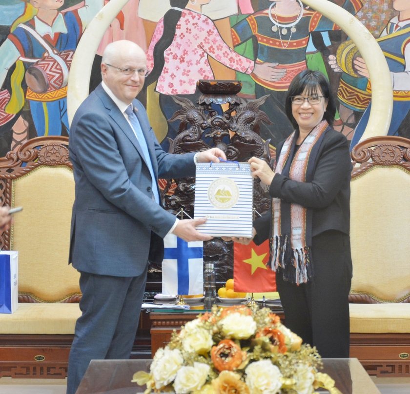 Phó Chủ tịch UBND tỉnh Nguyễn Thị Thanh Lịch (bìa phải) tặng quà là sản phẩm nông sản đặc trưng của địa phương cho ngài Keijo Norvanto. Ảnh: Anh Huy
