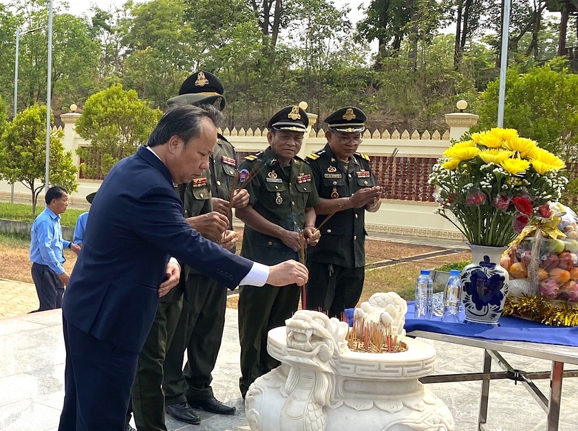 Phó Bí thư Thường trực Tỉnh ủy Châu Ngọc Tuấn thăm, chúc Tết cổ truyền Chol Chnam Thmay tại tỉnh Stung Treng  ảnh 3
