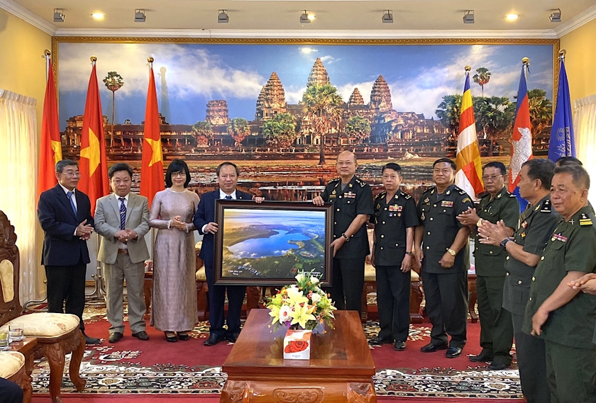 Phó Bí thư Thường trực Tỉnh ủy Châu Ngọc Tuấn thăm, chúc Tết cổ truyền Chol Chnam Thmay tại tỉnh Stung Treng  ảnh 2