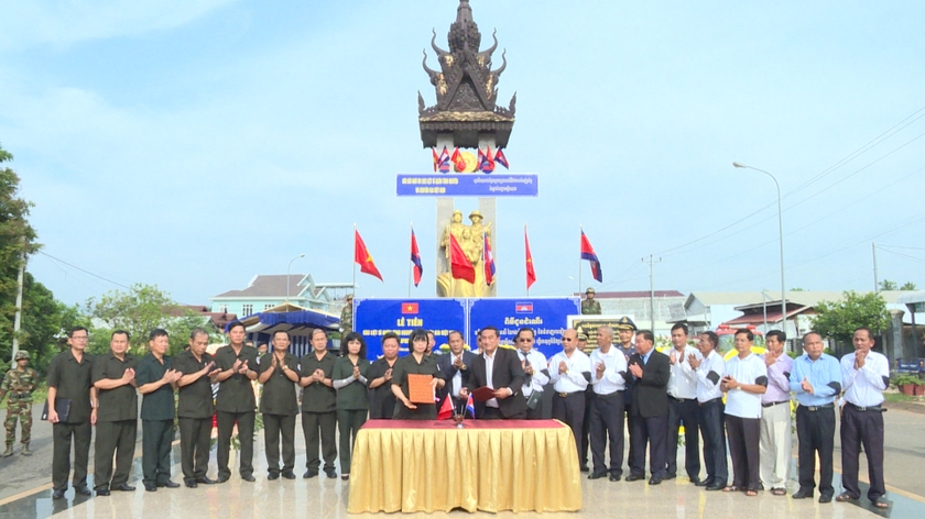 Trang nghiêm lễ tiễn, bàn giao hài cốt các liệt sĩ Việt Nam hy sinh tại Campuchia ảnh 2