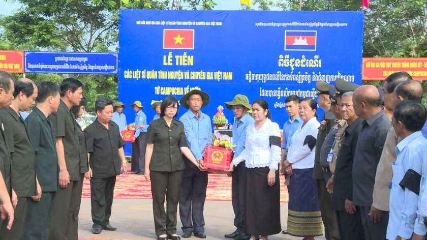 Trang nghiêm lễ tiễn, bàn giao hài cốt các liệt sĩ Việt Nam hy sinh tại Campuchia ảnh 1