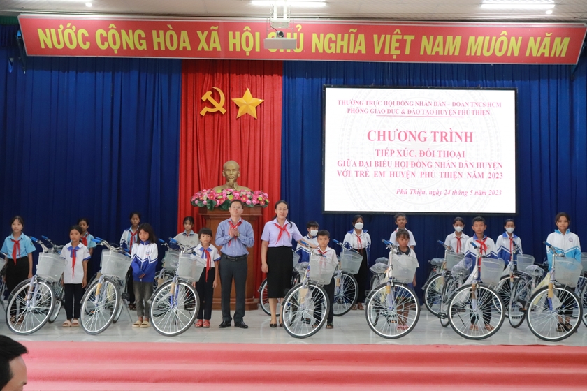 Đại biểu HĐND huyện Phú Thiện đối thoại với trẻ em ảnh 1