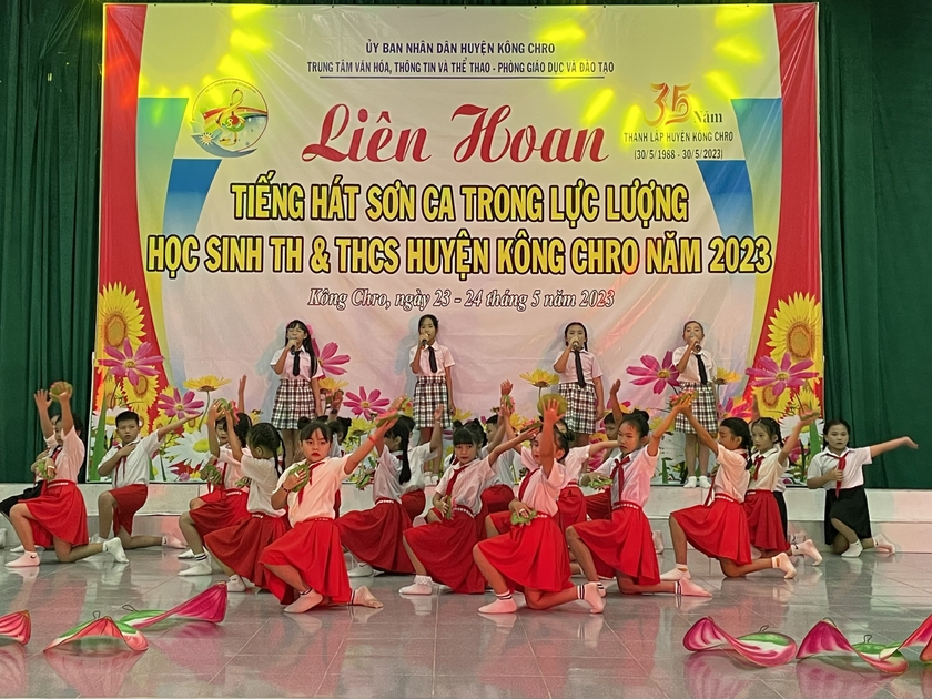Hơn 800 học sinh tham gia Liên hoan Tiếng hát sơn ca huyện Kông Chro ảnh 1