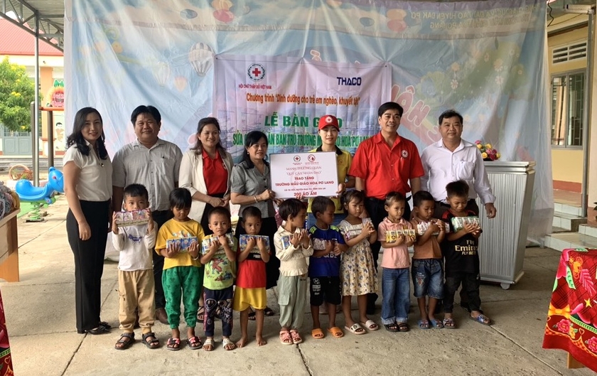 Đoàn công tác tặng áo ấm và sữa cho các em học sinh Trường Mẫu giáo Hoa Pơ Lang, xã Ya Hội. Ảnh: Hồng Ngọc ảnh 1
