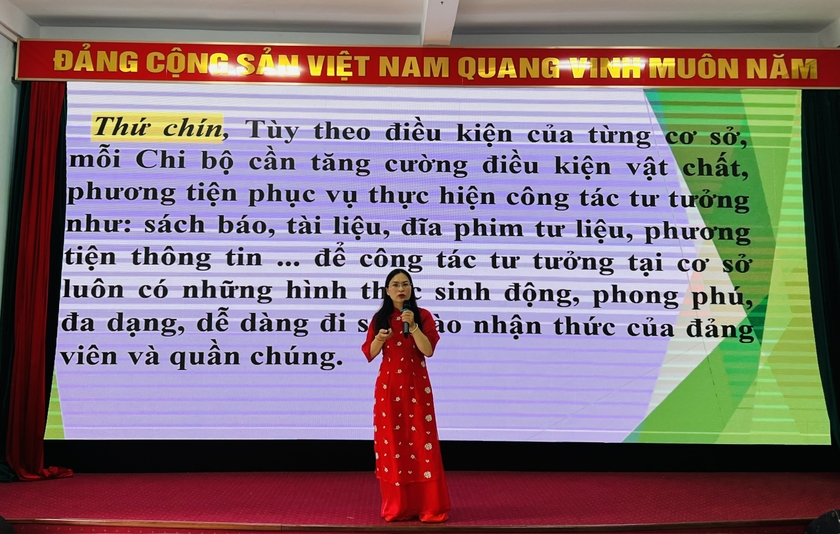 Thí sinh Lê Thị Kim Tánh (Đảng bộ Ngân hàng Phát triển khu vực Gia Lai-Kon Tum) trình bày chuyên đề tại hội thi. Ảnh: P.L ảnh 2