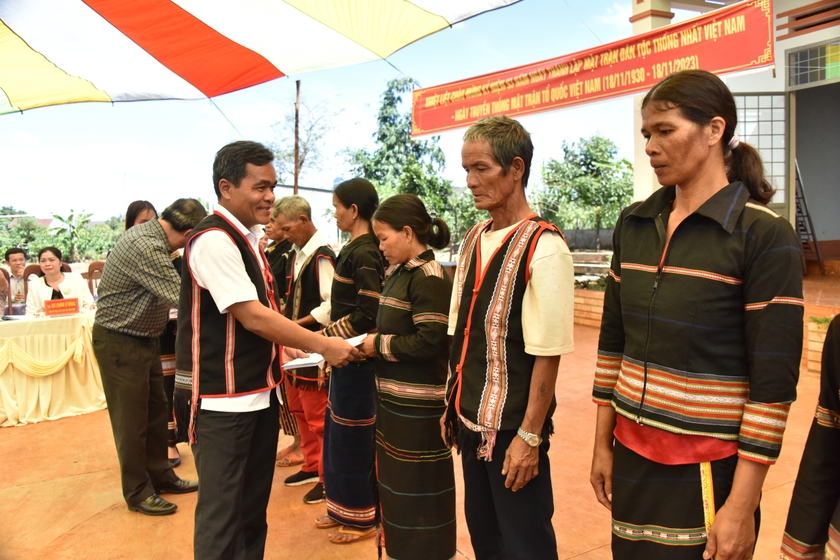 Bí thư Tỉnh ủy Hồ Văn Niên tặng quà cho các hộ nghèo của làng Kép 2. Ảnh: Đức Thụy