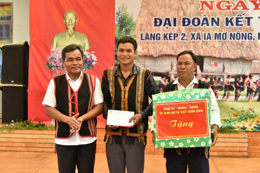 Bí thư Tỉnh ủy Hồ Văn Niên (bìa trái) tặng quà cho làng Kép 2. Ảnh: Đức Thụy