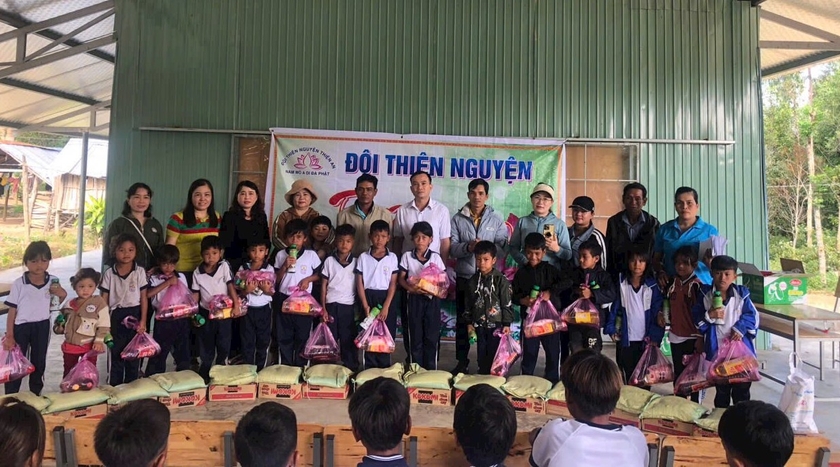 Đoàn công tác tặng quà cho học sinh khó khăn của Trường Tiểu học và THCS Kông Yang, xã Kông Yang, huyện Kông Chro. Ảnh: Hồng Ngọc