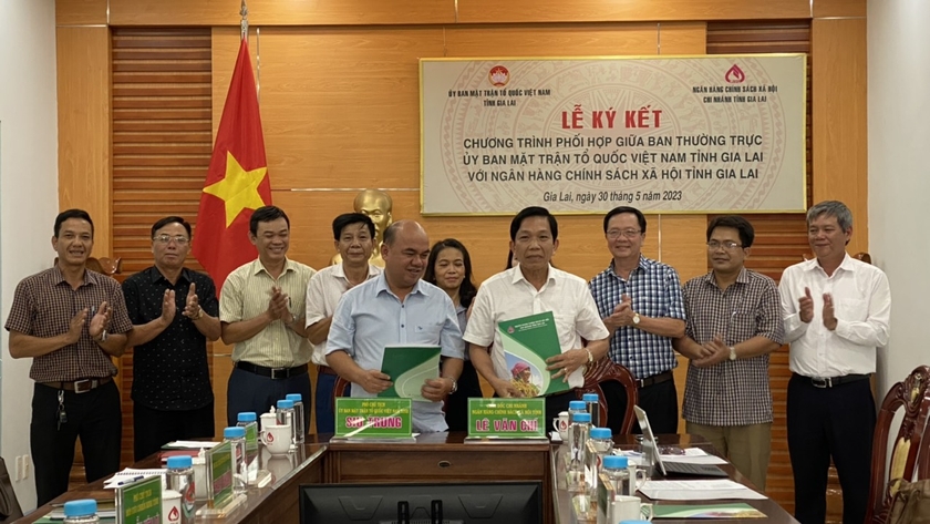 Ngân hàng CSXH tỉnh và Ủy ban MTTQ Việt Nam tỉnh ký kết chương trình phối hợp ảnh 1