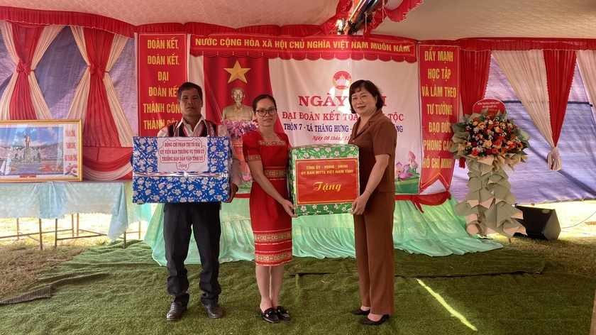 Đồng chí Phạm Thị Tố Hải trao quà tặng của Tỉnh ủy, HĐND, UBND, Ủy ban MTTQ Việt Nam tỉnh cho cán bộ và nhân dân thôn 7. Ảnh: Sơn Ca.