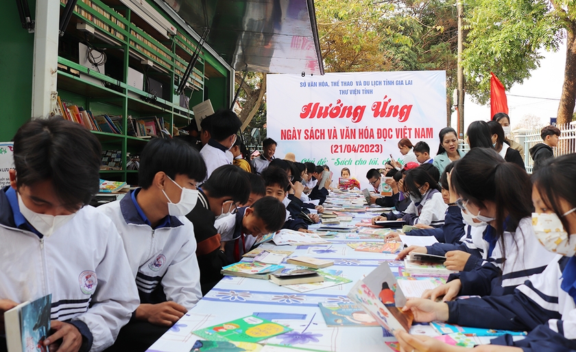 Gần 400 giáo viên, phụ huynh, học sinh huyện Mang Yang tham gia Ngày hội đọc sách ảnh 1