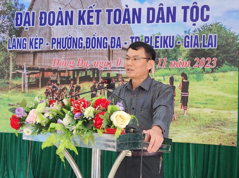 Bí thư Thành ủy Pleiku Trịnh Duy Thuân phát biểu tại Ngày hội Đại đoàn kết toàn dân tộc ở làng Kép, phường Đống Đa, TP. Pleiku. Ảnh: Ngọc Sang