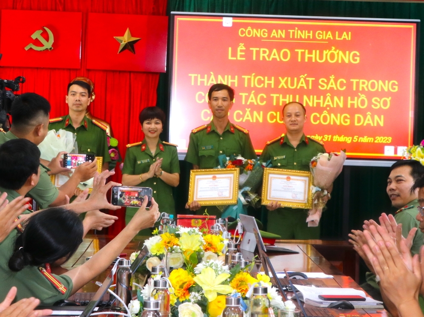 Giám đốc Công an tỉnh Gia Lai tặng giấy khen cho Công an thị xã An Khê ảnh 1